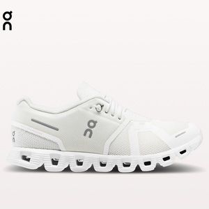 NWT On Cloud - White Cloud 5 - (Size 6)